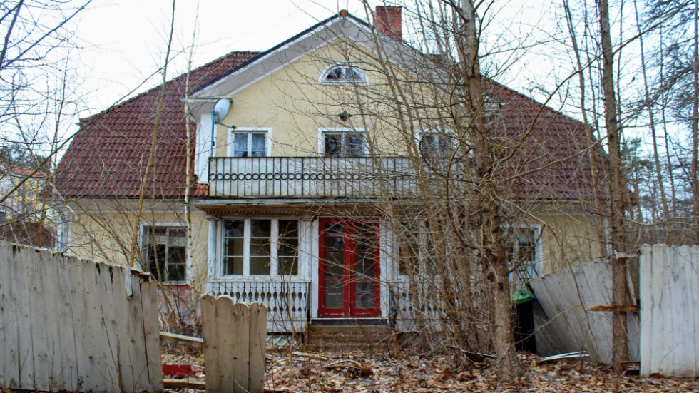 "Man hoppas ju att det kommer någon som vill ta hand om huset. Det skulle kunna bli riktigt vackert igen", säger en person som bor i närheten av det förfallna Överumshuset.