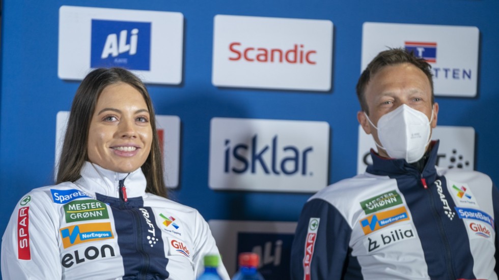 En munskyddslös Kristine Stavås Skistad tillsammans med tränaren Stig Rune Kveen under onsdagens norska pressträff inför torsdagens sprint på skid-VM i Planica, Slovenien.