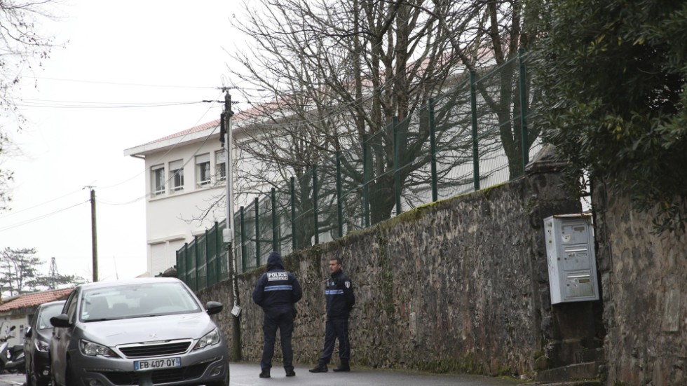 Poliser vid den privata katolska skola i Saint-Jean-de-Luz där en lärare dödades av en elev.