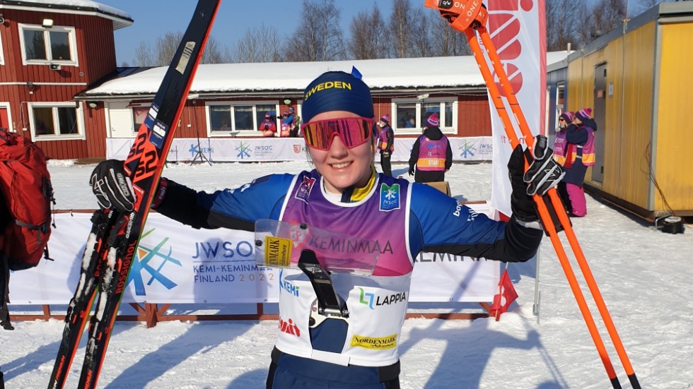 Det blev JVM-guld för Ella Turesson, OK Renen, när skidorienteringsmåsterskapet inleddes i Lettland.