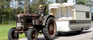 Från Skåne med traktor och husvagn