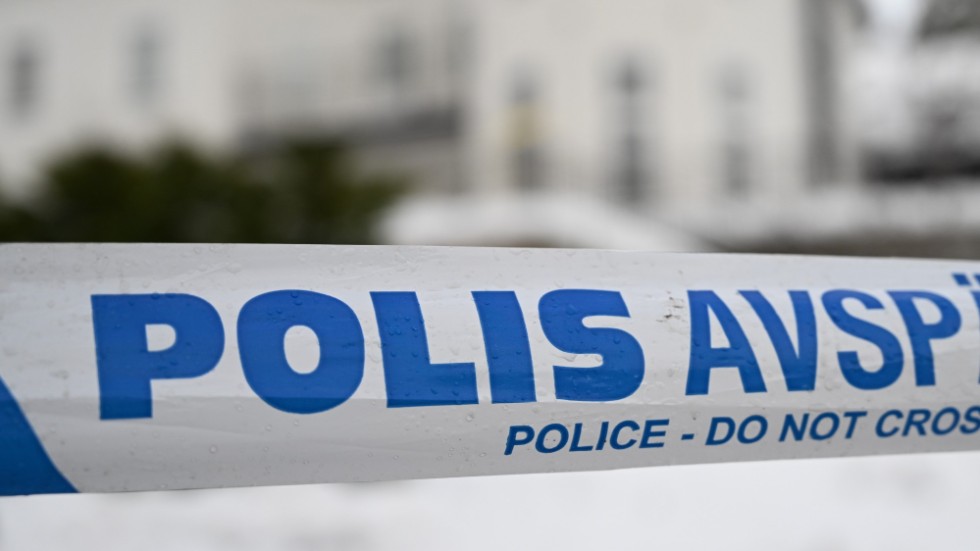 Polisens avspärrning framför villan där polisen grep den rysk-svenske affärsmannen i november i fjol. Arkivbild.
