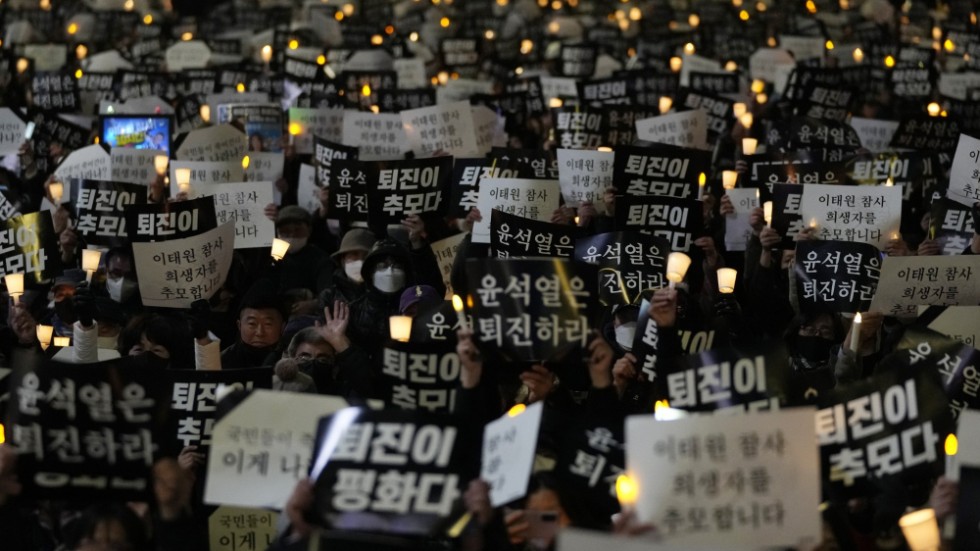 Sydkoreas opposition vill ställa inrikesministern inför riksrätt då den anser att han var högst ansvarig för brister i säkerheten vid trängselkatastrofen under halloweenfirandet i Seoul i höstas. Arkivbild från en minnesstund i november.