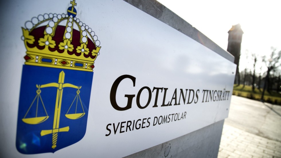 En kvinna misstänks för djurplågeri av djur på Gotlands djurfristad. Hon, och en äldre släkting, är dessutom misstänkta för brott mot djurskyddslagen. Under onsdagen inleds rättegången i Gotlands tingsrätt.