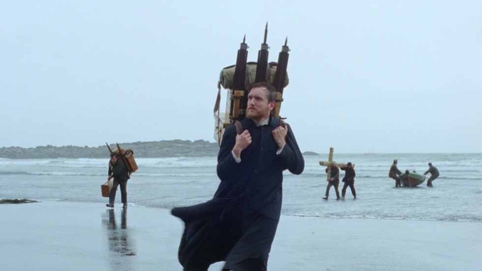 Lukas (Elliott Crosset Hove) lyckas inget vidare med sitt nya jobb som präst på Island i "En vit, vit dag"-regissören Hlynur Pálmasons nya film "Godland".