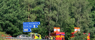 Motorcykel körde in i personbil på E22 – en till sjukhus