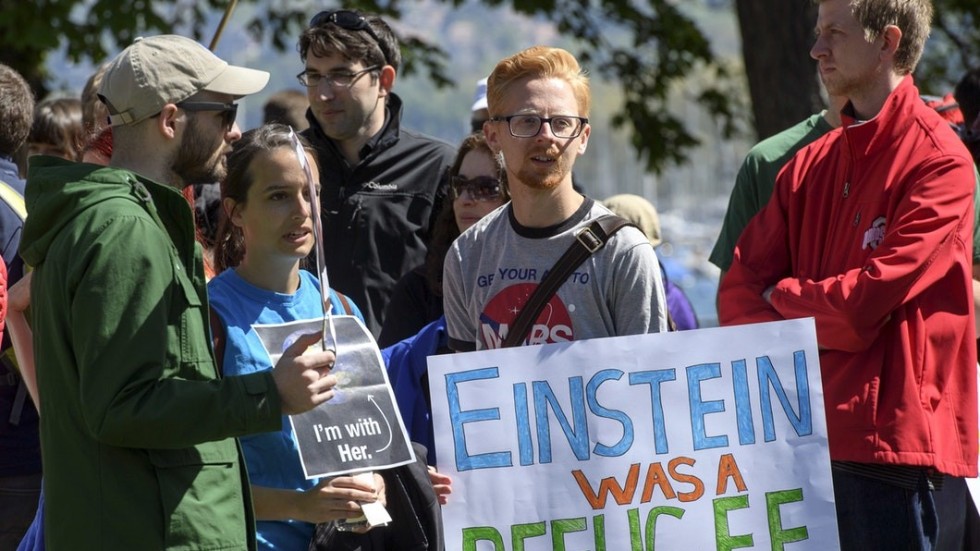 Genève i Schweiz: Ett av 500 möten över världen i lördags, för vetenskapen. Deltagare påminner om att flyktingpolitik har räddat många inom vetenskapen – såsom Nobelpristagaren Albert Einstein – undan förföljelse, fängelse eller folkmord.
