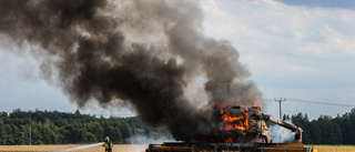 Skördetröska i brand på åker utanför Svärtinge