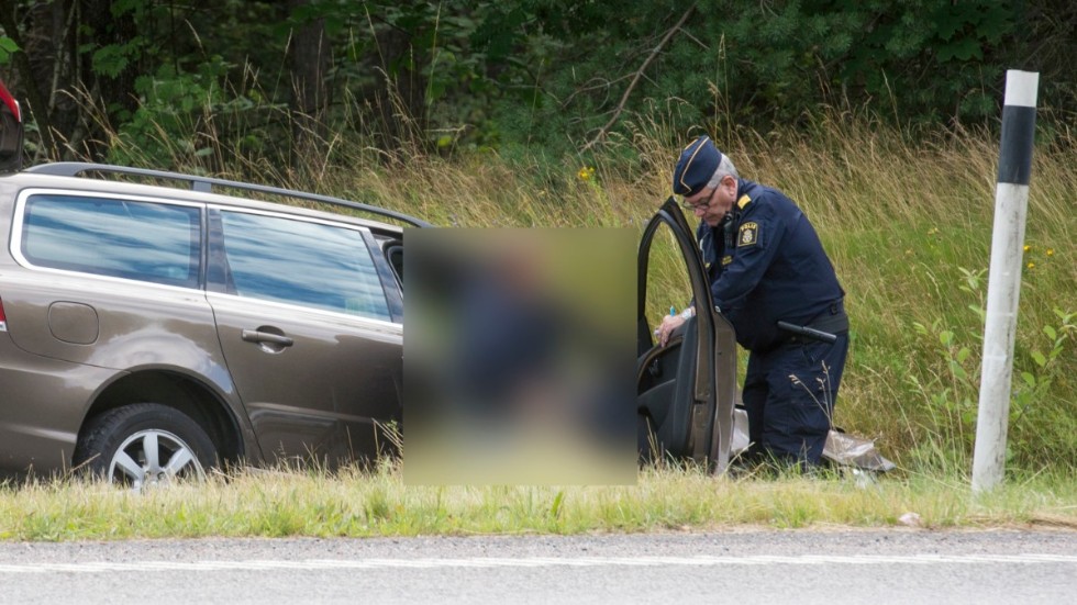 En bil körde av vägen på avfarten till E4:an vid trafikplats Hållet i Nyköping.