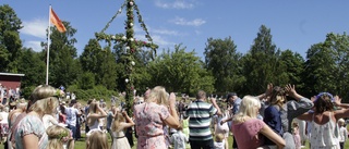 30 grader varmt och utan restriktioner – här firar katrineholmarna midsommar på Djulö igen