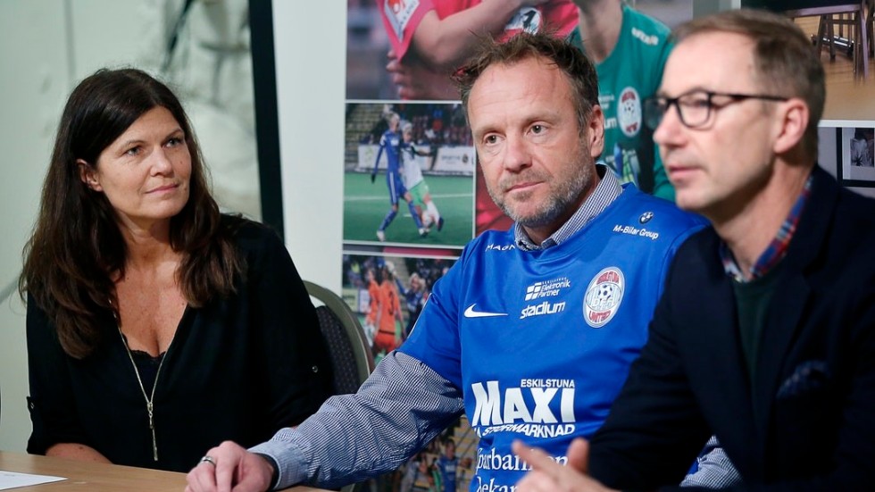 Ordföranden Anna Linnakallio och elitrådets Tommy Svensson tillsammans med nye tränaren Jonas Björkgren (mitten).