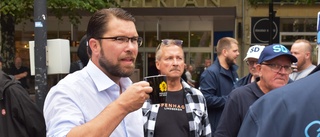 SD-ledaren på blixtvisit i Skellefteå • Mingel och selfies på torget: ”Vi behöver Jimmie”