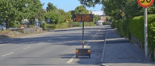 Uppgrävda trottoarer under belysningsprojekt