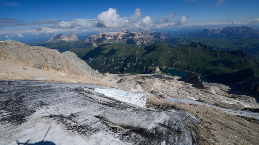 Glaciären Punta Rocca ligger på bergstoppen Marmolada, i Dolomiterna som är del av de italienska Alperna.