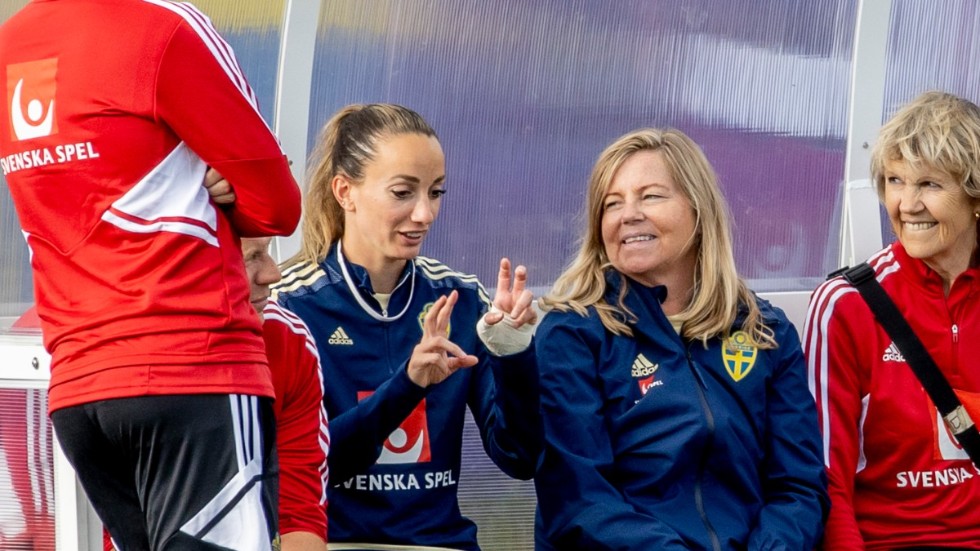 Kosovare Asllani förklarar för chefen Marika Domanski Lyfors hur saker och ting ligger till. Arkivbild.