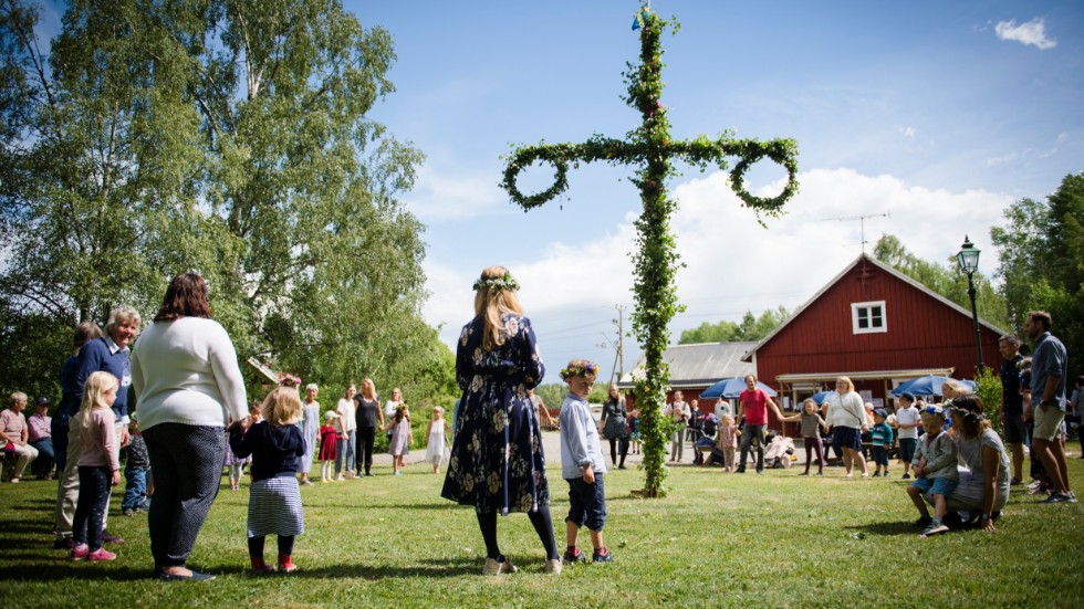 För de som inte kan tänka sig en midsommar utan stång finns det mängder med alternativ i länet.