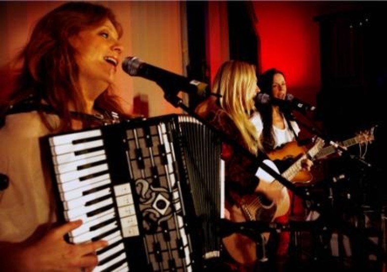 Dragspel, gitarr och mandolin. Annelie Roswall, Bittis Jakobsson och Annika Fehling vid fredagskvällens premiär i Stånga.