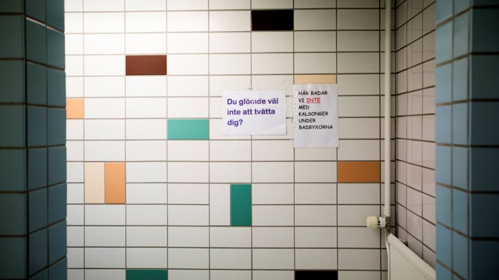 Kalsonger under badbyxorna är inte tillåtet i Roma på Gotland, och även i Västerviks simhall förekommer det att folk badar med både och, skriver insändarskribenten som efterlyser bättring i hygienen.