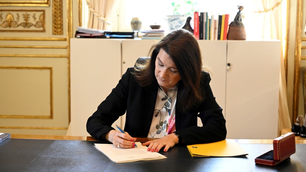 Utrikesminister Ann Linde (S) undertecknar Sveriges ansökan om ett Natomedlemskap på utrikesdepartementet i Stockholm.