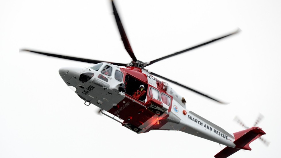 En helikopter från Sjöfartsverket bidrog i arbetet. Arkivbild.