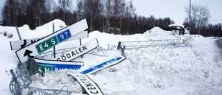 Lastbil rammade vägskylt på Porsön