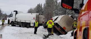 Tankbil har tappat släpet på E10