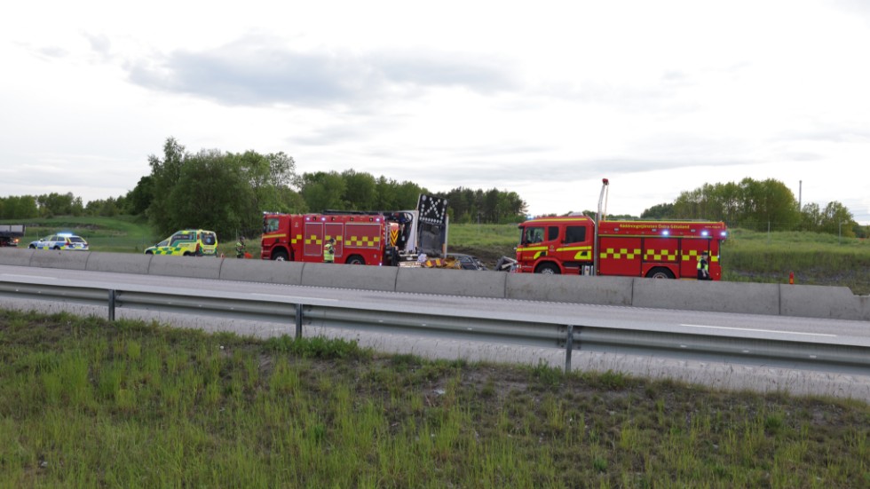 En kvinna har omkommit och en man vårdas med kritiska skador efter en trafikolycka på E4 strax utanför Norrköping.