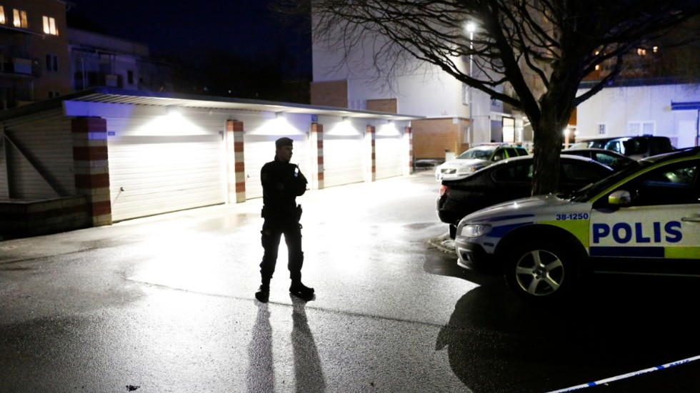 Polis vid plats vid en dödsskjutning i början av april i Stockholm.