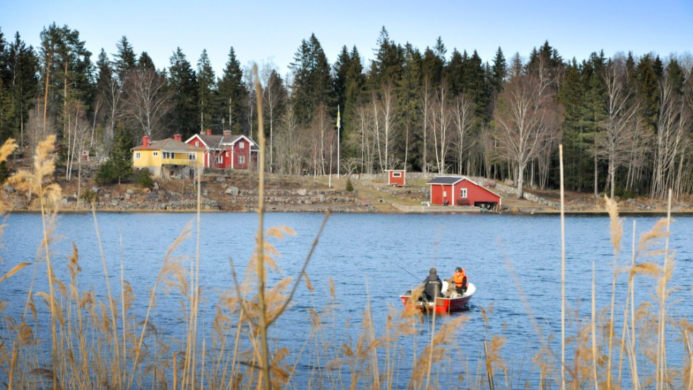För att få bygga nära vatten krävs dispens från strandskyddet. Men i fjol var kommunen och länsstyrelsen oense om hur reglerna ska tolkas i vart fjärde fall.