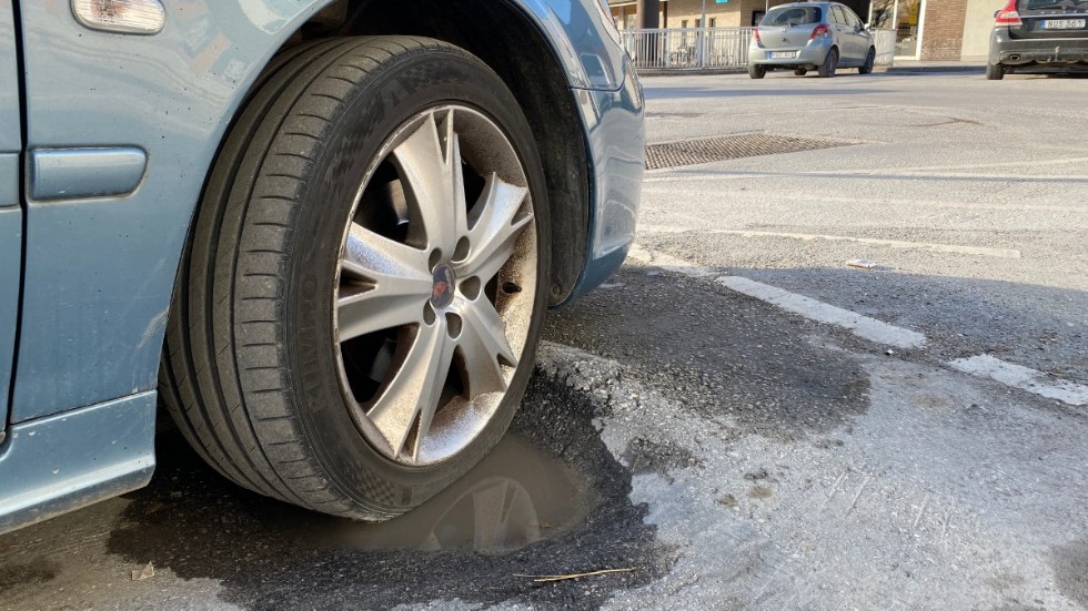 Alla gropar och ojämnheter på Åhlénsparkeringen har länge varit föremål för irritation. Men snart kan det finnas en lösning på plats.