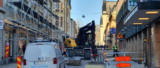 Slukhål på gata i centrala Linköping – busstrafiken avstängd 