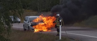 Bil i lågor vid E 20