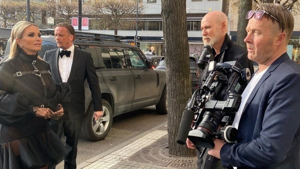 Lars Wallin och Matz Eklund utanför entrén till Elle-galan när Carolina Gynning anländer. "Jag tittar bara på klänningar efter det här projektet. Wallin är ju en konstnär på sin grej som är för det unika och att återanvända, och så älskar han champagne och glamour", säger Eklund.