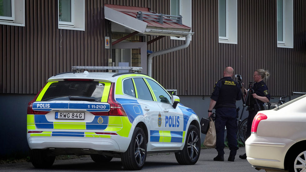 Under lördagseftermiddagen jobbade flera poliser utanför bostaden, bland annat med att fota.