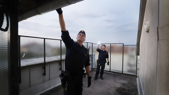 Här letar polisen efter vapen i trapphus