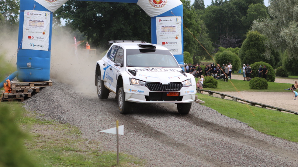 Segern är ett faktum. Mille Johansson och Johan Grönvall i en Skoda är precis på väg att korsa mållinjen på slutsträckan.
