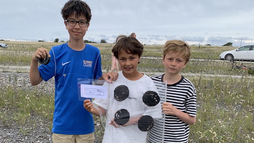 Simon, Ryu och Oliver Sjögren med draken som flög så bra och vann.
