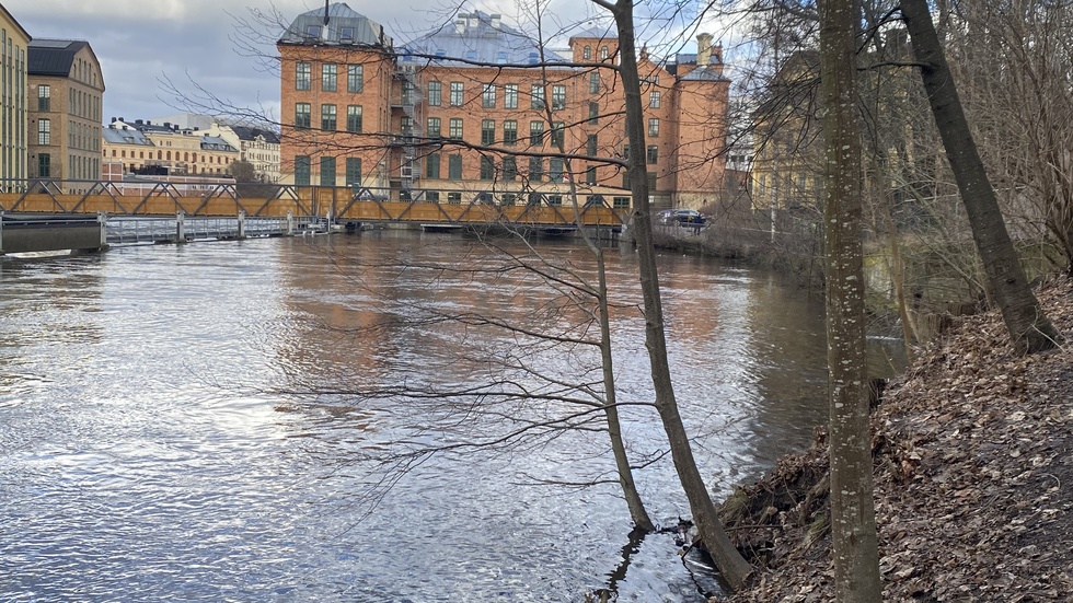 Efter SMHI:s varningar om höga vattenflöden i Motala ström stänger nu kommunen av gångstråken intill Strömmen mellan Dragsbron och Riksvägen.