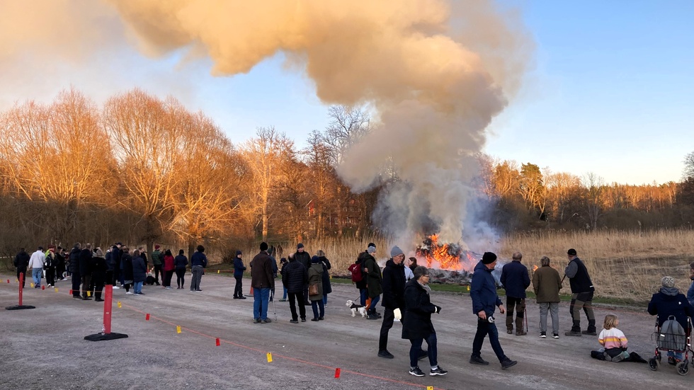 Valborgselden är en fin och viktig svensk tradition. Bilden visar valborgsfirandet i Nynäs 2023.