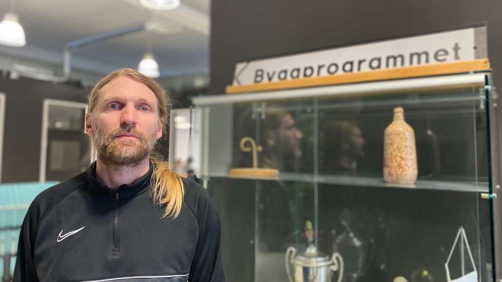 Pontus Wiederholm, lärare på Rekarnegymnasiet, tror att det kan bli svårt att efterleva ett snusförbud under skoltid.