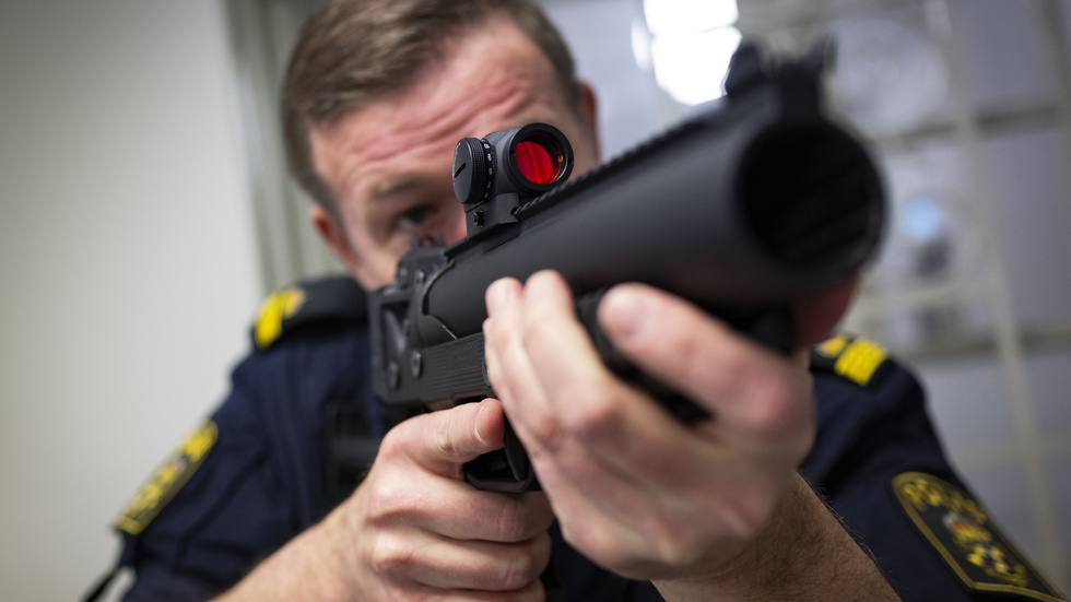 Ulf Sand visar upp polisens nya våldshjälpmedel, gummiprojektilen.