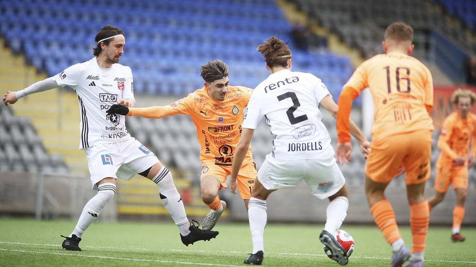 AFC Eskilstunas Aleksandar "Aco" Azizovic var på bra spelhumör i genrepet mot FBK Karlstad.
