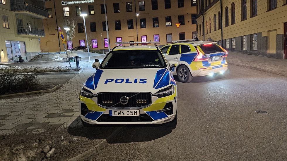 Åtta skotthål hittades i en lägenhetsdörr på Kvarngatan på torsdagskvällen, men skjutningen tros ha skett tidigare.