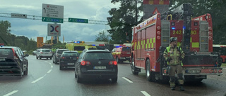 Buss och personbil krockade i Vallarondellen