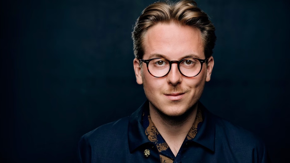 Thomas Korsgaard (född 1995) är en dansk författare. "En dag kommer vi att skratta åt det" är andra delen i hans hyllade trilogi om pojken Tue – en trilogi som nu ska filmatiseras.