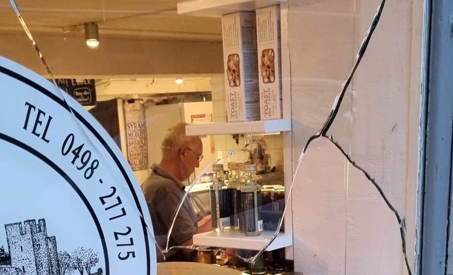 Ostbutiken på Hästgatan fick ett stort hål i skyltfönstret natten mot söndagen.