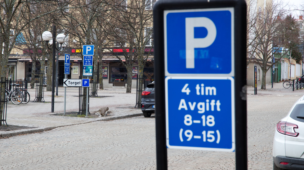 Att låta näringsidkare få hyra dedikerade korttidsparkeringar skulle kunna resultera i betydligt färre tillgängliga parkeringsplatser i centrala Motala.