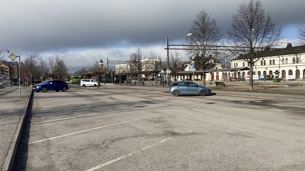 Måndag 4 mars klockan 11.10. Tre bilar och en taxi står parkerade på korttidsplatserna.