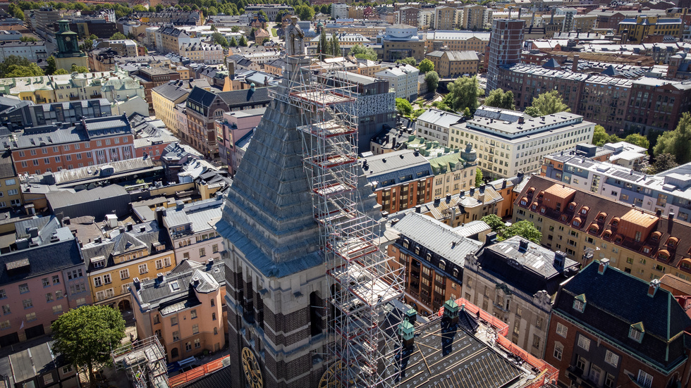 Höghöjdsarbete 68 meter upp i luften. Vecka 27 ska byggnadsställningarna vara klara och bli besiktigade.