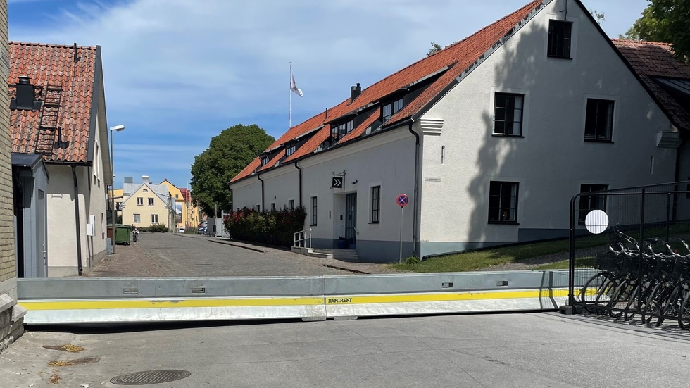 Stålbarriärerna som periodvis blockerar Korsgatan.